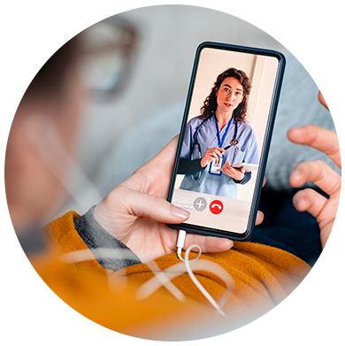 Consulta médica online por telemedicina através de chamada de vídeo no celular.