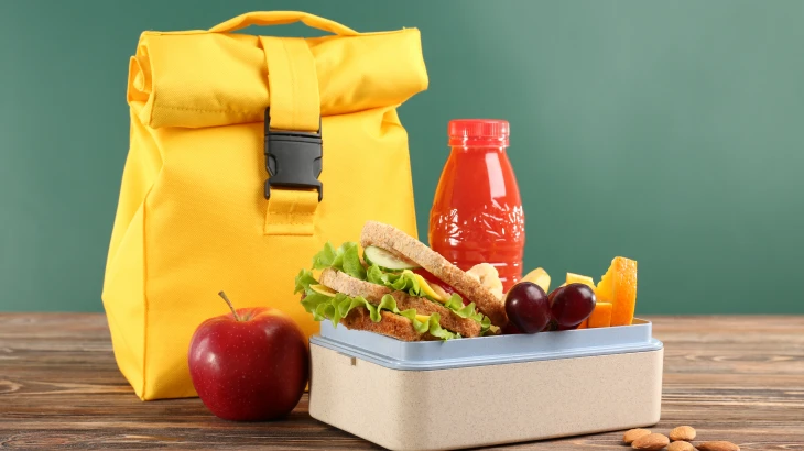 Mochila em frente a alguns alimentos