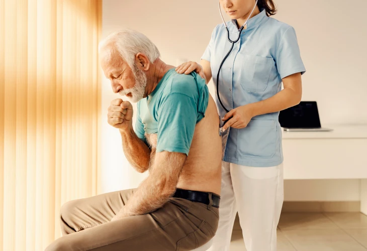 Médica examinando o idoso