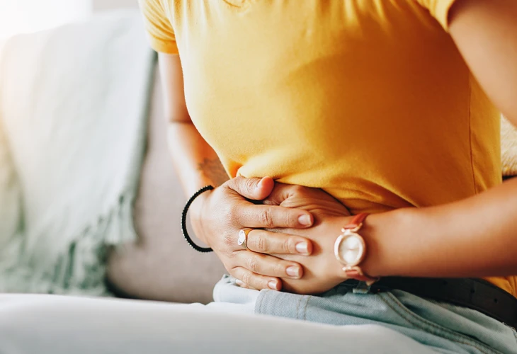 Mulher com a mão na barriga