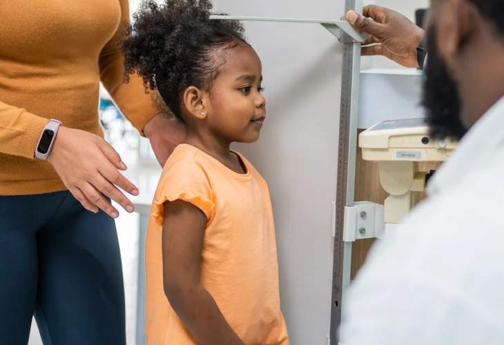 Criança medindo a altura