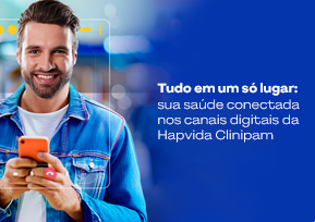 Homem sorrindo usa celular