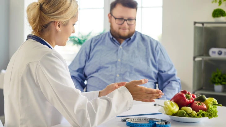 Homem conversando com a nutricionista