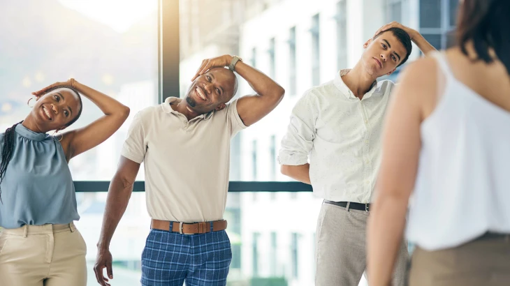 Colaboradores fazendo ginástica em uma sala