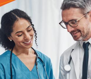 Dois profissionais de saúde, um homem e uma mulher, sorrindo e olhando para uma prancheta, simbolizando as mudanças na rede de atendimento em Florianópolis.