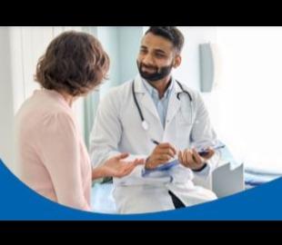 Médico sorridente de jaleco branco, segurando uma prancheta, conversando com uma paciente em um consultório, simbolizando a nova organização de atendimento em Londrina.