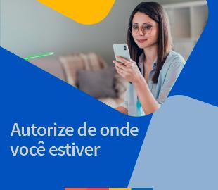 Mulher de óculos sentada, sorrindo e olhando para o celular, com o texto Autorize de onde você estiver, simbolizando a possibilidade de autorizar consultas online em qualquer lugar.