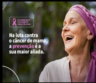 Mulher de cabelos curtos com um lenço rosa na cabeça, sorrindo e rindo, com a frase Na luta contra o câncer de mama, a prevenção é a sua maior aliada, simbolizando a esperança e o diagnóstico precoce no Outubro Rosa.