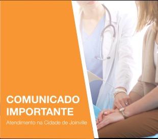 Médica com estetoscópio conversando com uma paciente, com um banner laranja que diz COMUNICADO IMPORTANTE: Atendimento na cidade de Joinville.
