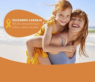 Mulher sorrindo carregando uma criança nas costas na praia, com uma sobreposição laranja que inclui o texto DEZEMBRO LARANJA Mês de conscientização sobre o câncer de pele, simbolizando a prevenção e o cuidado com a pele.