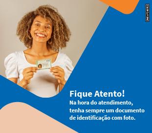 Mulher sorridente com cabelo cacheado, segurando um documento de identificação com foto, com a frase Fique Atento! Na hora do atendimento, tenha sempre um documento de identificação com foto sobreposta em um fundo azul, simbolizando a importância de ter um documento para atendimento.