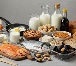 Vários alimentos que são causas comuns de alergias, incluindo leite, ovos, amendoim, peixes, frutos do mar e produtos com glúten.