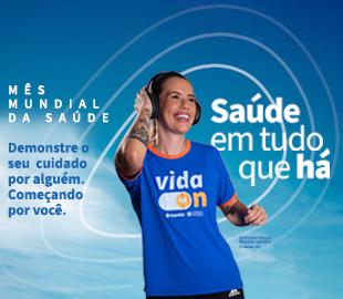 Mulher sorridente usando fones de ouvido e camiseta azul com a frase vida on, em um fundo azul com o texto Mês Mundial da Saúde e Saúde em tudo que há, simbolizando bem-estar e saúde.