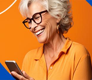 Mulher idosa de óculos sorrindo e olhando para o celular, com um fundo laranja e azul, simbolizando a praticidade de renovar receitas médicas online e economizar tempo.