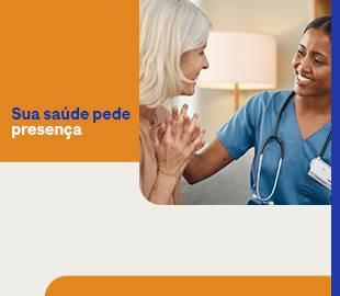 Profissional de saúde sorridente segurando as mãos de uma paciente idosa, com o texto Sua saúde pede presença, simbolizando o cuidado presencial e o atendimento humanizado.