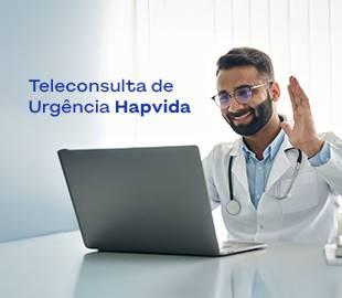 Médico de jaleco e óculos acenando para a câmera em uma teleconsulta, com a frase Teleconsulta de Urgência Hapvida ao fundo, ilustrando o atendimento médico online de urgência.