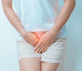 Mulher segurando a região pélvica com as mãos, com uma área avermelhada sobreposta indicando dor ou coceira, simbolizando desconforto íntimo relacionado à vaginose bacteriana ou candidíase.