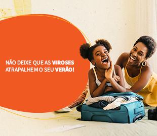 Mãe e filha sorrindo e se divertindo enquanto arrumam a mala, com a frase Não deixe que as viroses atrapalhem o seu verão! em um círculo laranja, simbolizando a prevenção de doenças no verão.