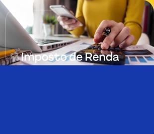 Mãos de uma pessoa usando uma calculadora e um smartphone, com o texto Imposto de Renda e um fundo azul, simbolizando o preenchimento do Demonstrativo do Imposto de Renda 2024 para empresas.