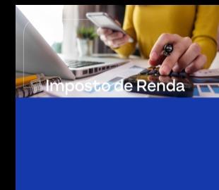 Mãos de uma pessoa usando uma calculadora e um smartphone, com o texto Imposto de Renda e um fundo azul, simbolizando o preenchimento do Demonstrativo do Imposto de Renda 2024.