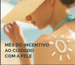 Mulher com chapéu de palha de costas na praia, com protetor solar desenhado como um sol em seu ombro, e a frase MÊS DO INCENTIVO AO CUIDADO COM A PELE sobreposta, simbolizando os cuidados com a pele no verão.