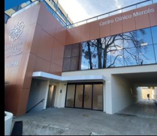 Fachada moderna do Centro Clínico Mercês em Curitiba, simbolizando as mudanças na rede hospitalar da cidade.