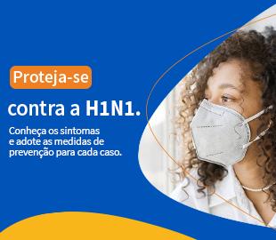 Mulher de cabelo cacheado usando uma máscara N95, com a frase Proteja-se contra a H1N1 em um fundo azul, simbolizando a prevenção da gripe H1N1.