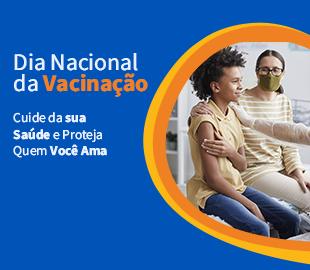 Menino recebendo abraço de uma mulher (mãe ou enfermeira) após tomar vacina, com a frase Dia Nacional da Vacinação. Cuide da sua saúde e proteja quem você ama sobreposta, simbolizando a importância da vacinação.