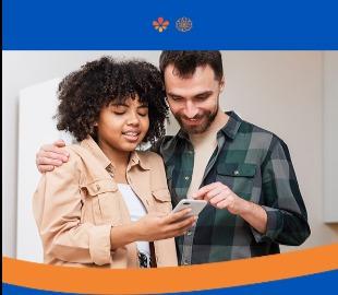 Casal sorrindo e olhando para um smartphone, com o homem apontando para a tela, simbolizando uma nova função em um portal ou aplicativo.