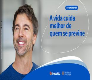 Homem de meia-idade sorrindo, com o texto A vida cuida melhor de quem se previne ao lado em um fundo azul, simbolizando a prevenção do câncer de próstata na campanha Novembro Azul.