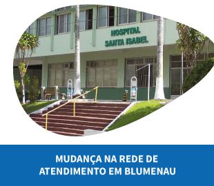 Fachada do Hospital Santa Isabel em Blumenau, com a frase MUDANÇA NA REDE DE ATENDIMENTO EM BLUMENAU em um fundo azul, simbolizando as alterações na rede de atendimento da cidade.