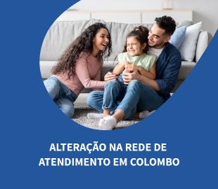 Família (pai, mãe e filha) sorrindo e se abraçando em um sofá, com a frase ALTERAÇÃO NA REDE DE ATENDIMENTO EM COLOMBO em um banner azul, simbolizando o comunicado de mudança na rede de atendimento da cidade.