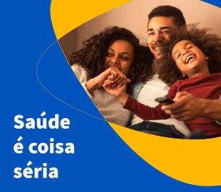 Família feliz (pai, mãe e filha) sorrindo e assistindo TV, com sobreposição de formas azuis e amarelas e a frase Saúde é coisa séria, simbolizando a importância da saúde no cotidiano familiar.