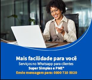 Mulher de negócios sorridente em uma mesa com laptop, com a frase Mais facilidade para você: Serviços no Whatsapp para clientes Super Simples e PME em um banner azul, simbolizando o atendimento ao cliente via WhatsApp.